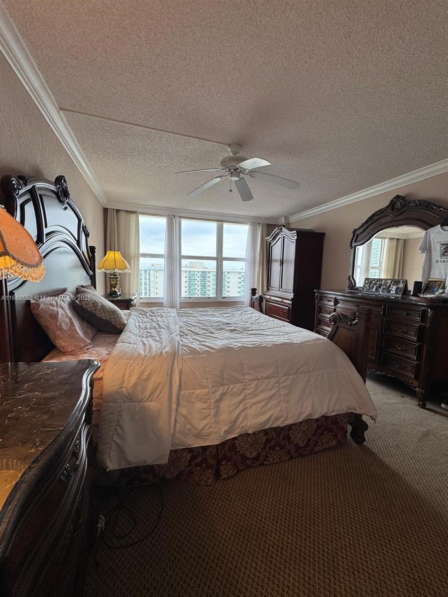 HALLMARK OF HOLLYWOOD CON - Residential