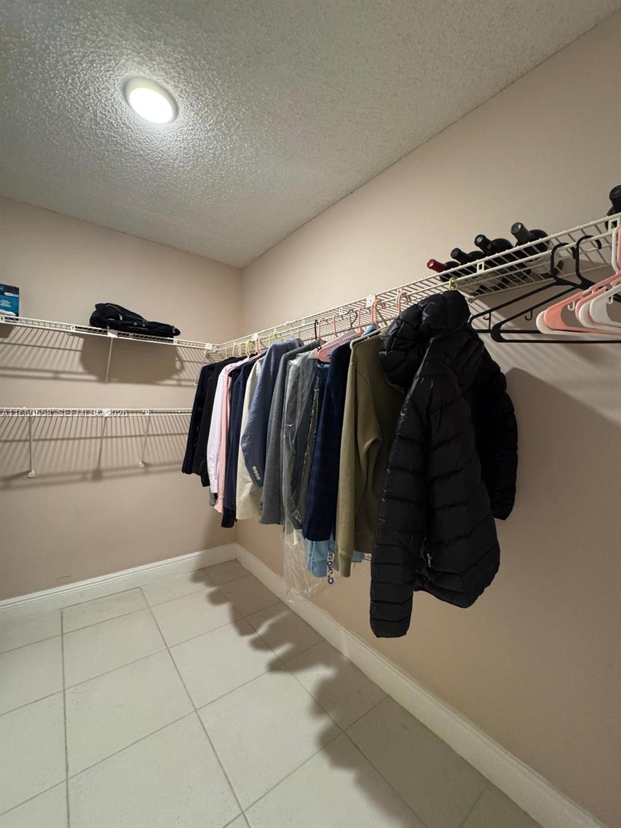 HALLMARK OF HOLLYWOOD CON - Residential