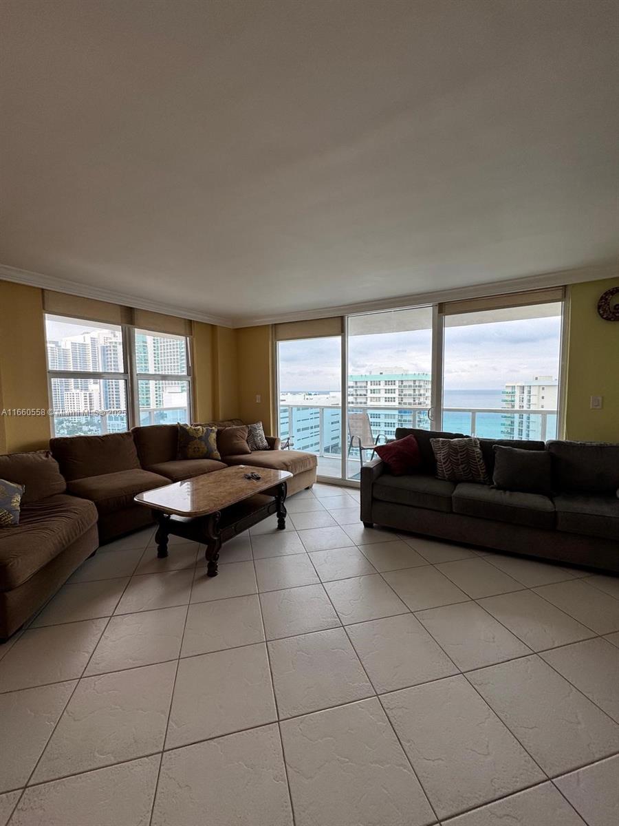 HALLMARK OF HOLLYWOOD CON - Residential