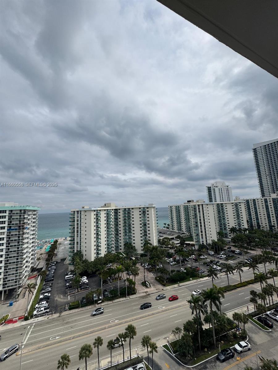 HALLMARK OF HOLLYWOOD CON - Residential