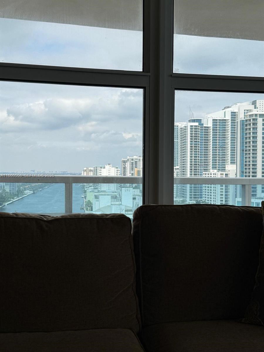 HALLMARK OF HOLLYWOOD CON - Residential