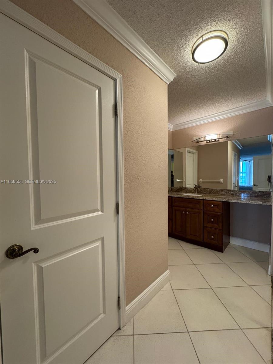 HALLMARK OF HOLLYWOOD CON - Residential