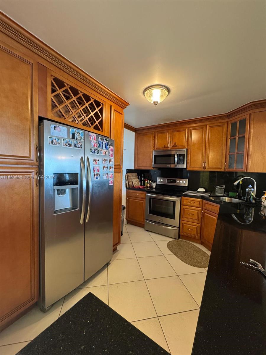 HALLMARK OF HOLLYWOOD CON - Residential