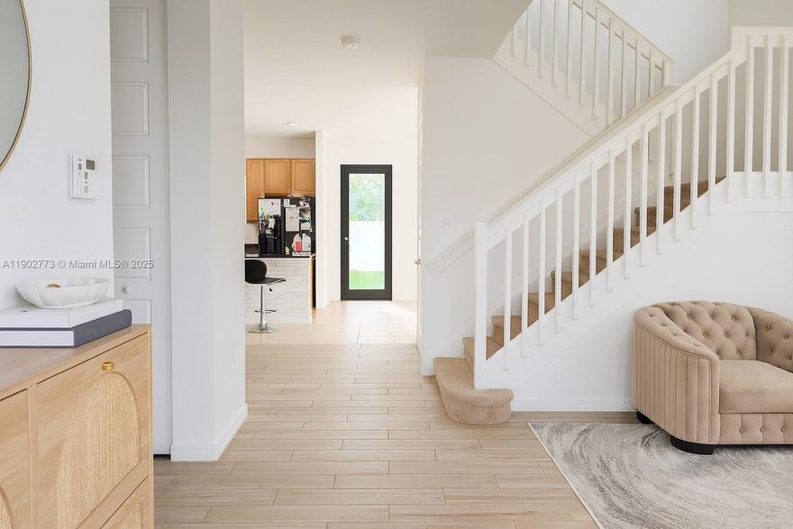 Enjoy this beautiful single-family home, spacious, bright, and comfortable, located in the Aventura Isles neighborhood.
Enjoy strolls through the quiet surrounding streets, take a bike ride with your children, walk your pet, or end your day in your backyard with a delicious dinner.
Aventura Isles offers you the opportunity to feel free and safe with your family.
Call us to visit this beautiful house in person, which you can make your home.
A video tour is available; request it via WhatsApp.