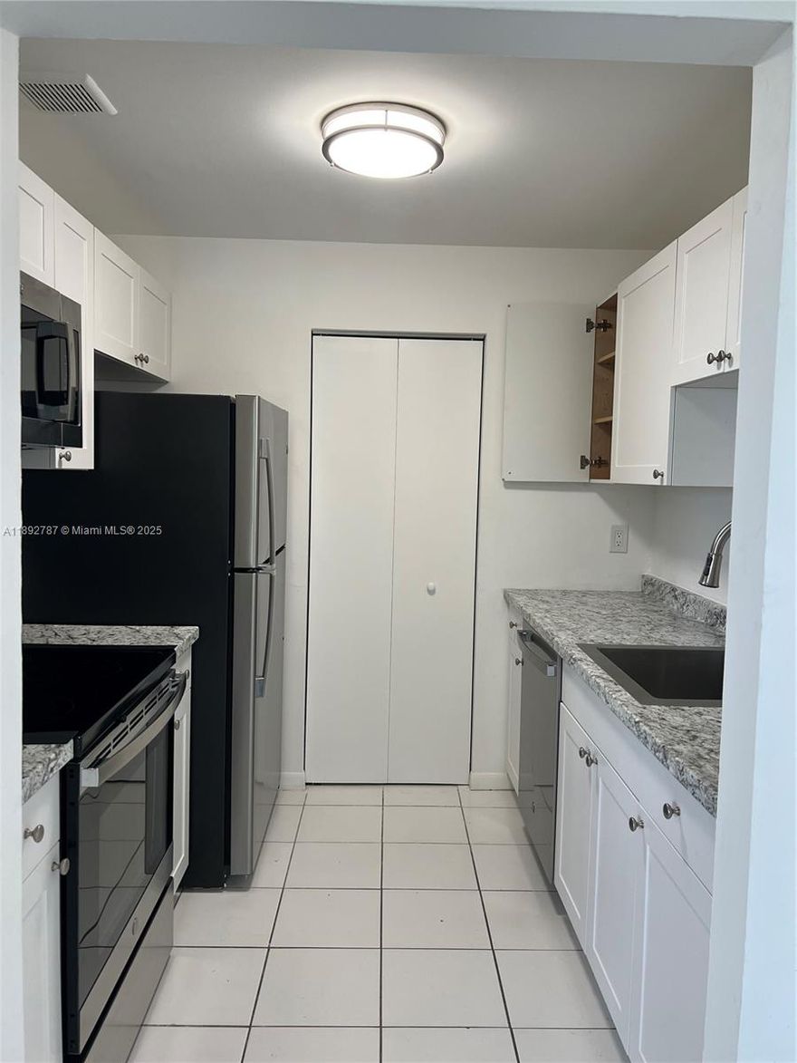 Completely remodeled spacious 1 BR/1 BA. New kitchen, appliances, wood laminate flooring, bathroom vanity/sink. The community offers beautiful gardens and many amenities as pool, gym, bbq area, clubhouse, basketball and tennis court. Next to the Dania Beach Casino, 5 min from the beach and Fort Lauderdale Airport and 7 min to the new Dania Pointe sophisticated shops, restaurants and cinema.