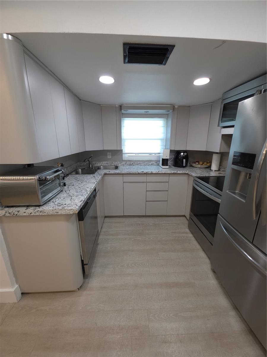 LAUDERDALE GOLF ESTATES - Residential