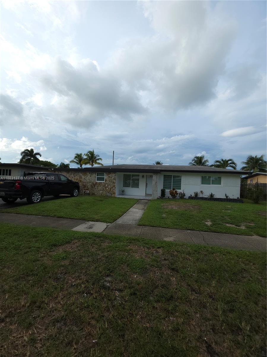 LAUDERDALE GOLF ESTATES - Residential