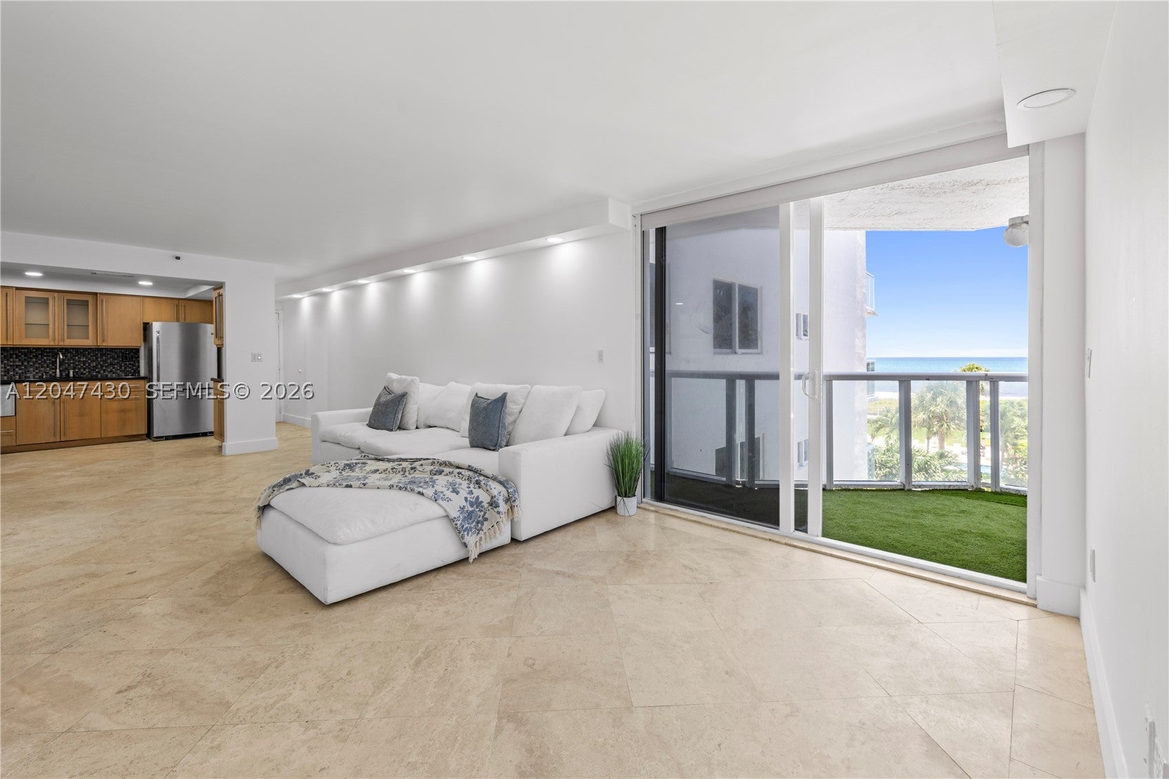 2457 Collins Ave 406
