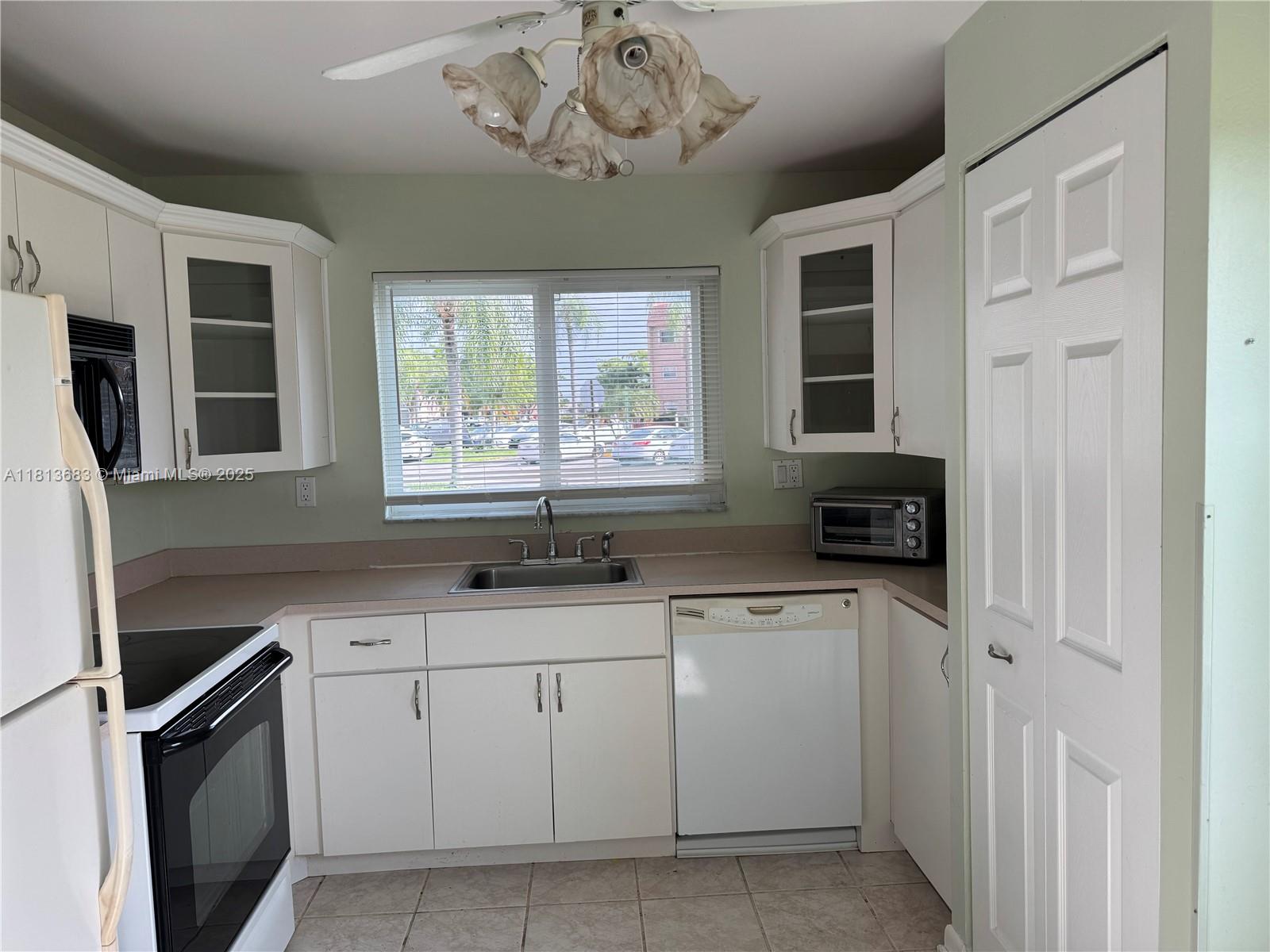 9721 Sunrise Lakes Blvd 101, Sunrise, Miami-Dade County, Florida - 2 Bedrooms  
2 Bathrooms - 
