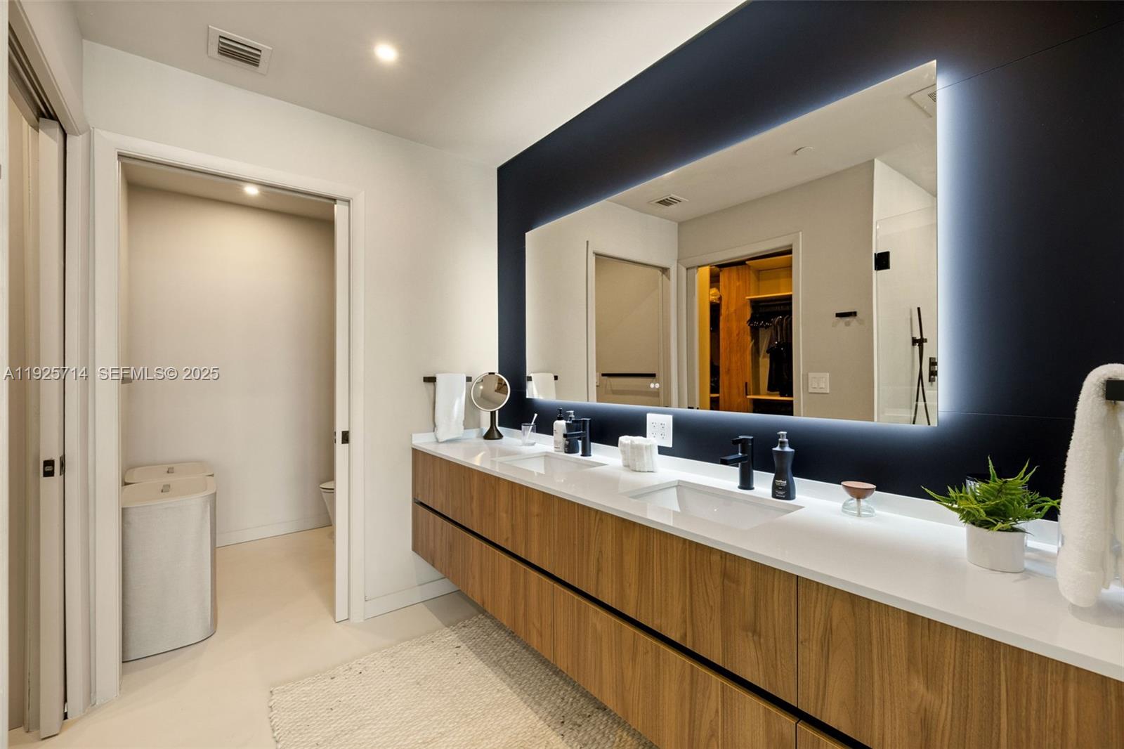 PARAMOUNT BAY CONDO - Residential