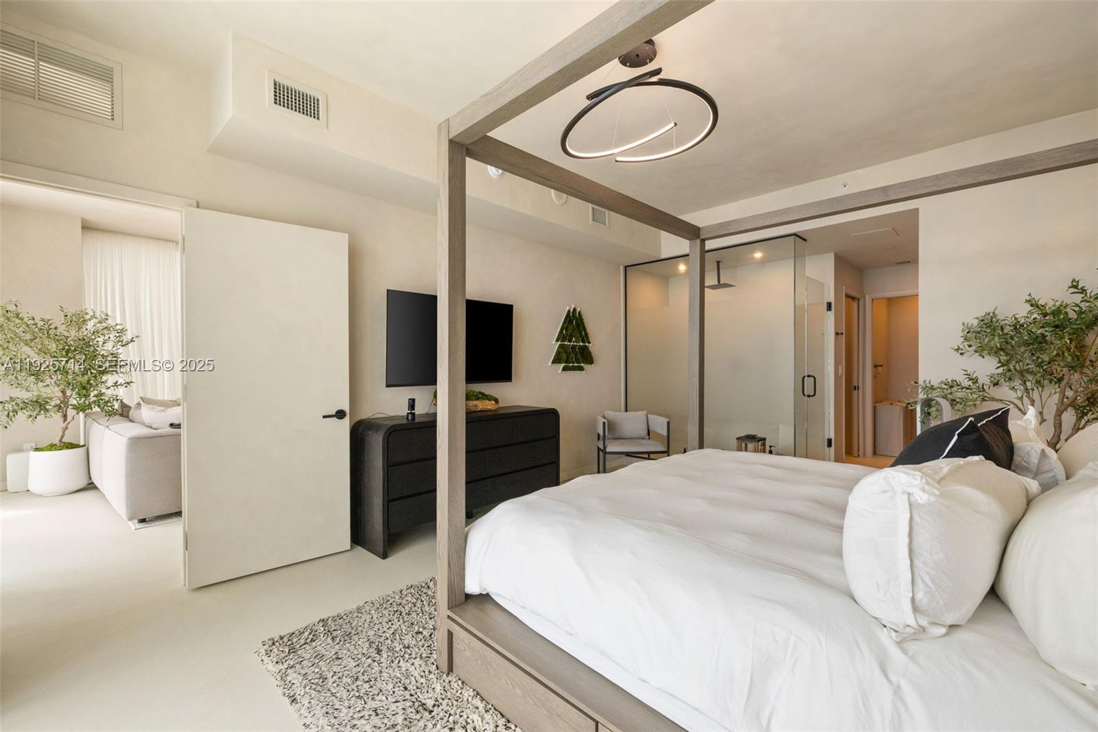 PARAMOUNT BAY CONDO - Residential