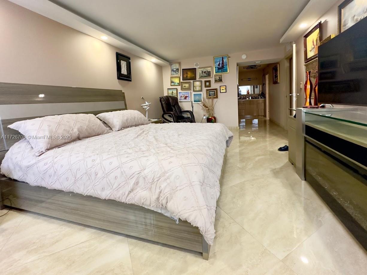 SUMMIT CONDO - Residential