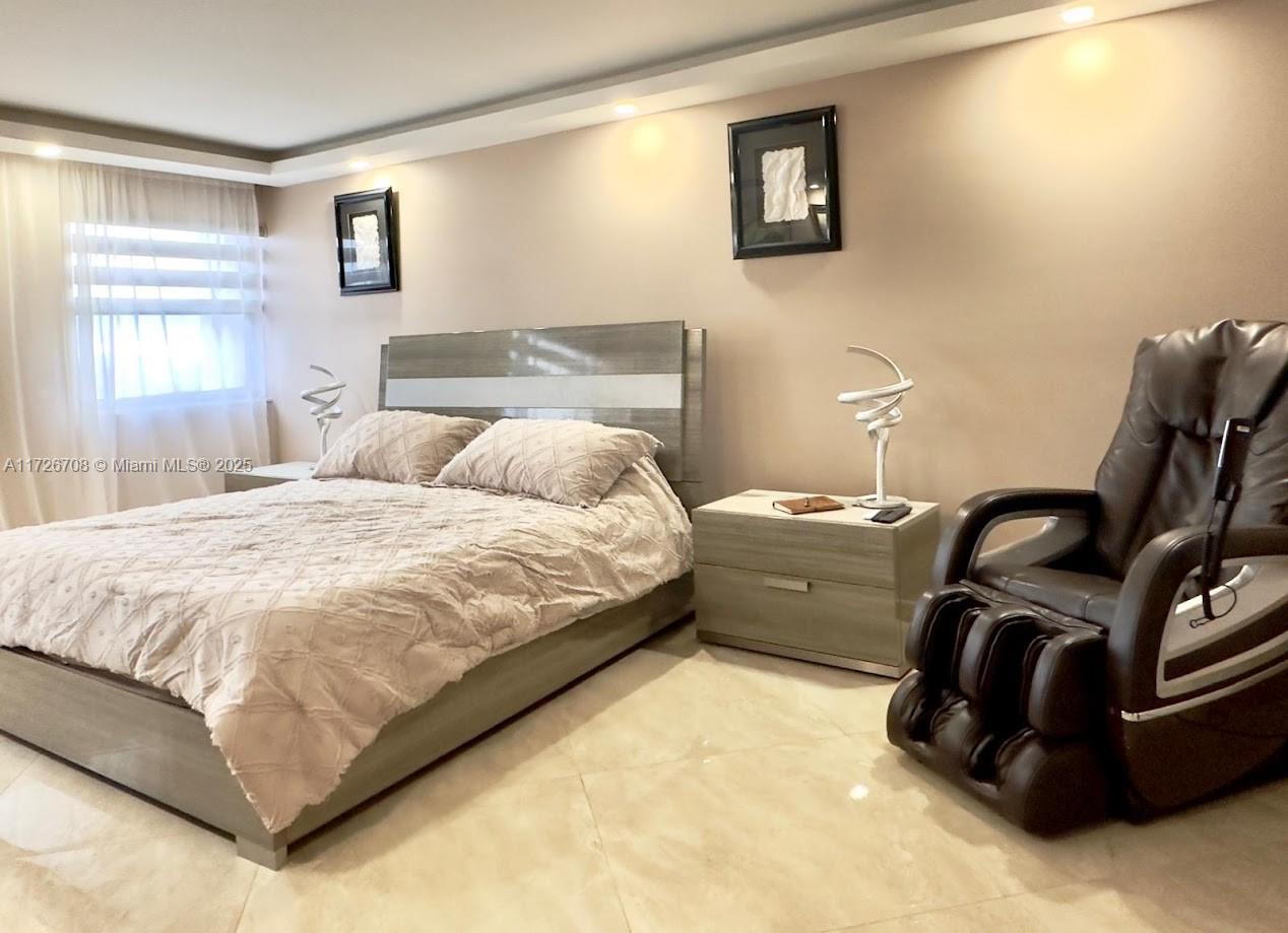 SUMMIT CONDO - Residential