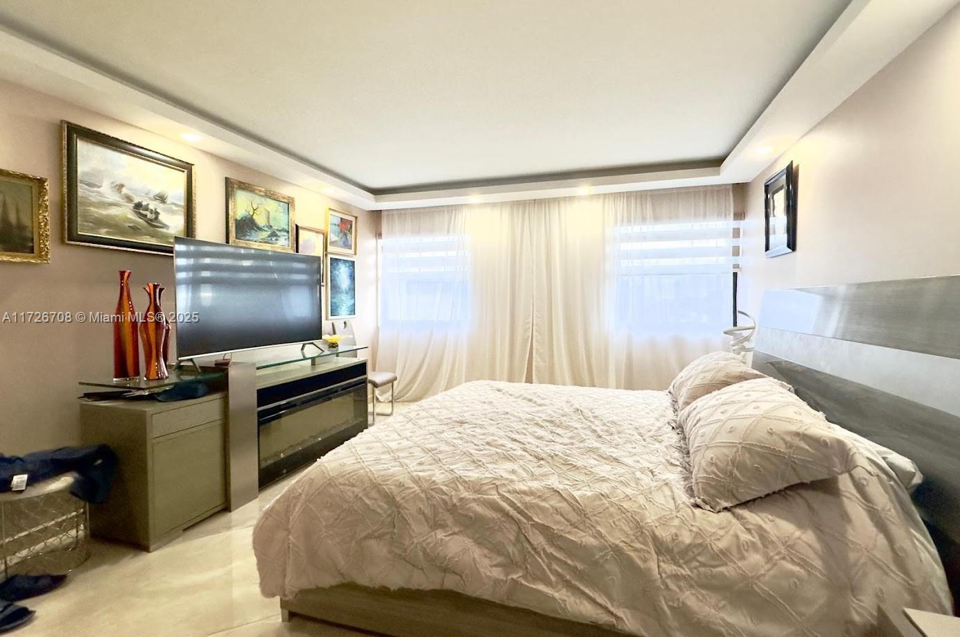 SUMMIT CONDO - Residential