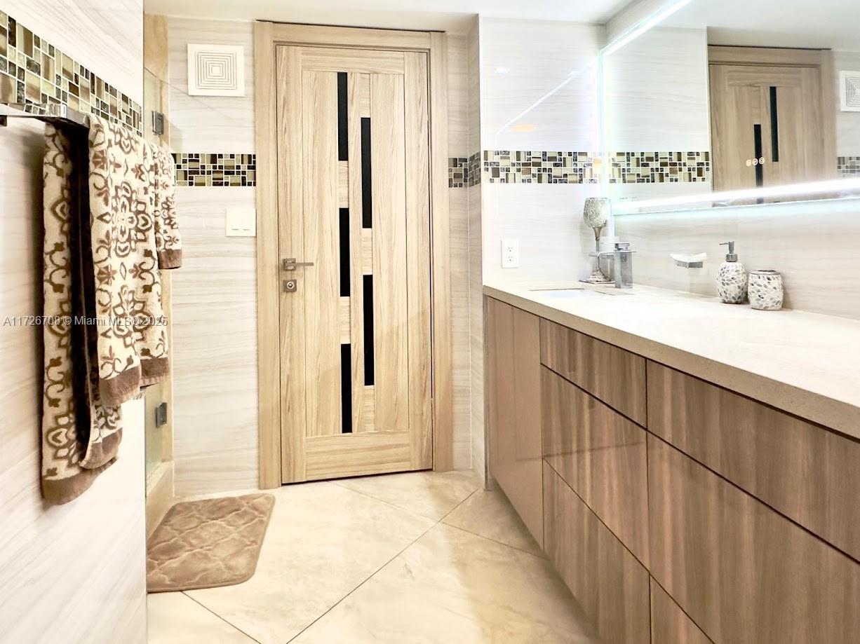 SUMMIT CONDO - Residential