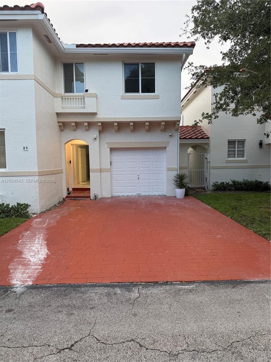 Remodeled home located in a very desirable and central area. This property offers great potential, spacious living areas, and a prime location close to shopping centers, schools, and major highways

Property is on supra