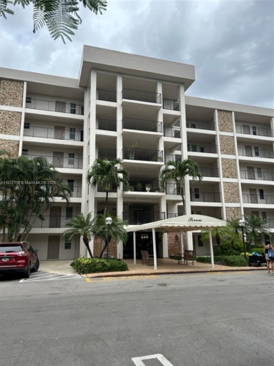 Gorgeous updated 1B/1.5B Condo in the heart of Pompano Beach, conveniently close to highways, shopping, restaurants, beach, Casino, schools; New AC, newly updated tiled tranquil Lanai overlooking the lake; this fully furnished unit is move-in ready for a seasonal lease of 3-6 months; Rent INCL Cable TV, WIFI, water, garbage & addtl access to shared spaces such beautiful pools & lounge area, bbq areas, tennis courts, volleyball, basketball courts & playground area etc. NO SMOKING and NO PETS. PLEASE NOTE the Assoc. requires credit score of 650 & $500.00 REFUNDABLE Sec Dep for common areas; There will be a $300.00 for replacement keyfob if lost & there is a $150.00 move out cleaning fee, $150.00 NONREF App fee; 3 MO Lease $2200/MO, longer lease may be reduced, prefer 6 MO, Parking #26