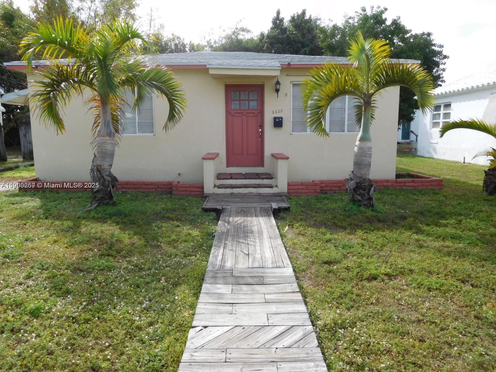 LOVELY 2/1 SINGLE FAMILY HOME WITH A HUGE BACK YARD. BIG EAT-IN KITCHEN, UTILITY ROOM WITH A WASHER & DRYER. CERAMIC TILES THRUGHOUT THE UNIT.
CONVENIENTLY LOCATED NEAR MAJOR ROADS, SHOPPING.