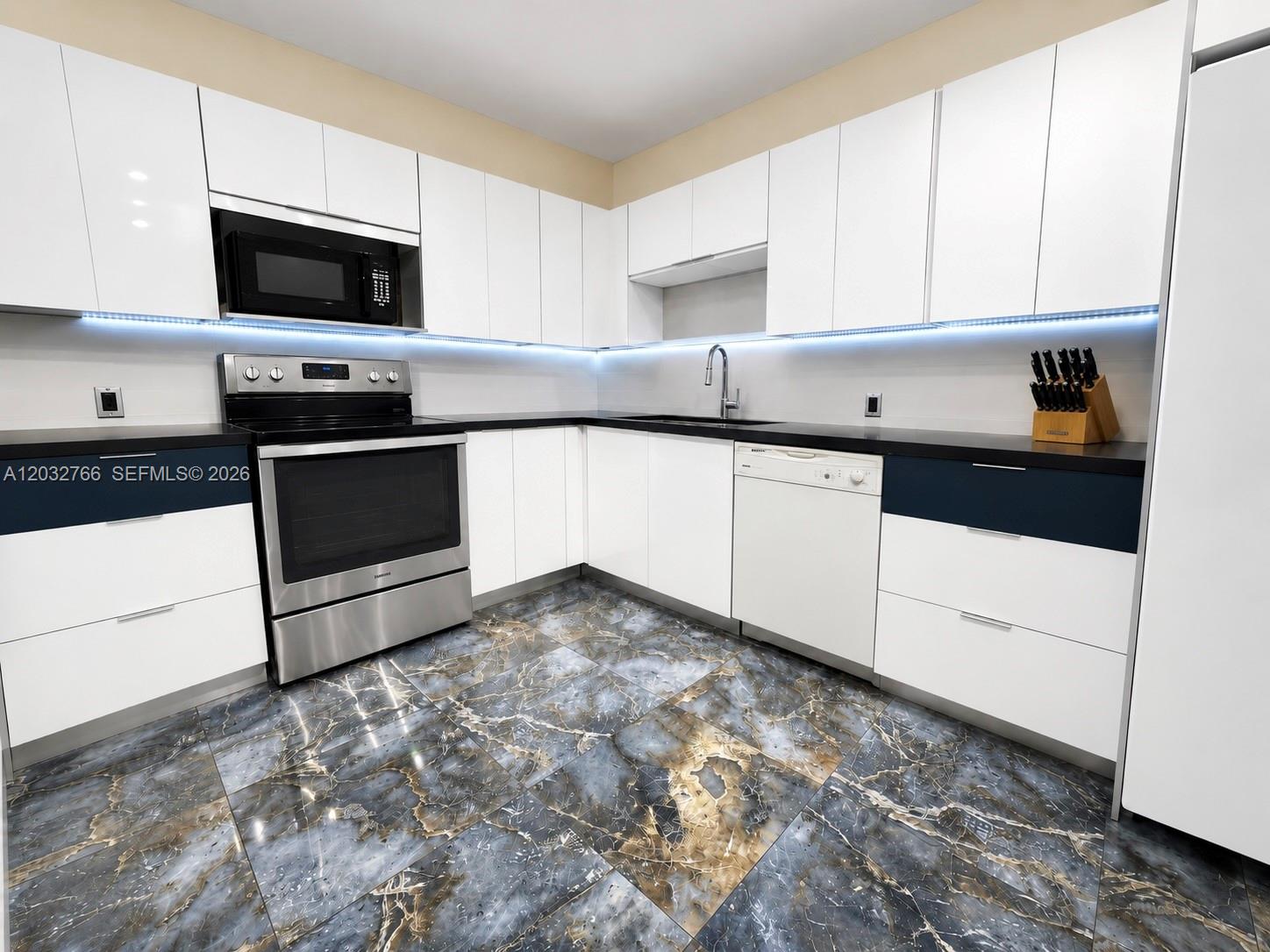 4200 Hillcrest Dr 403, Hollywood FL 33021
