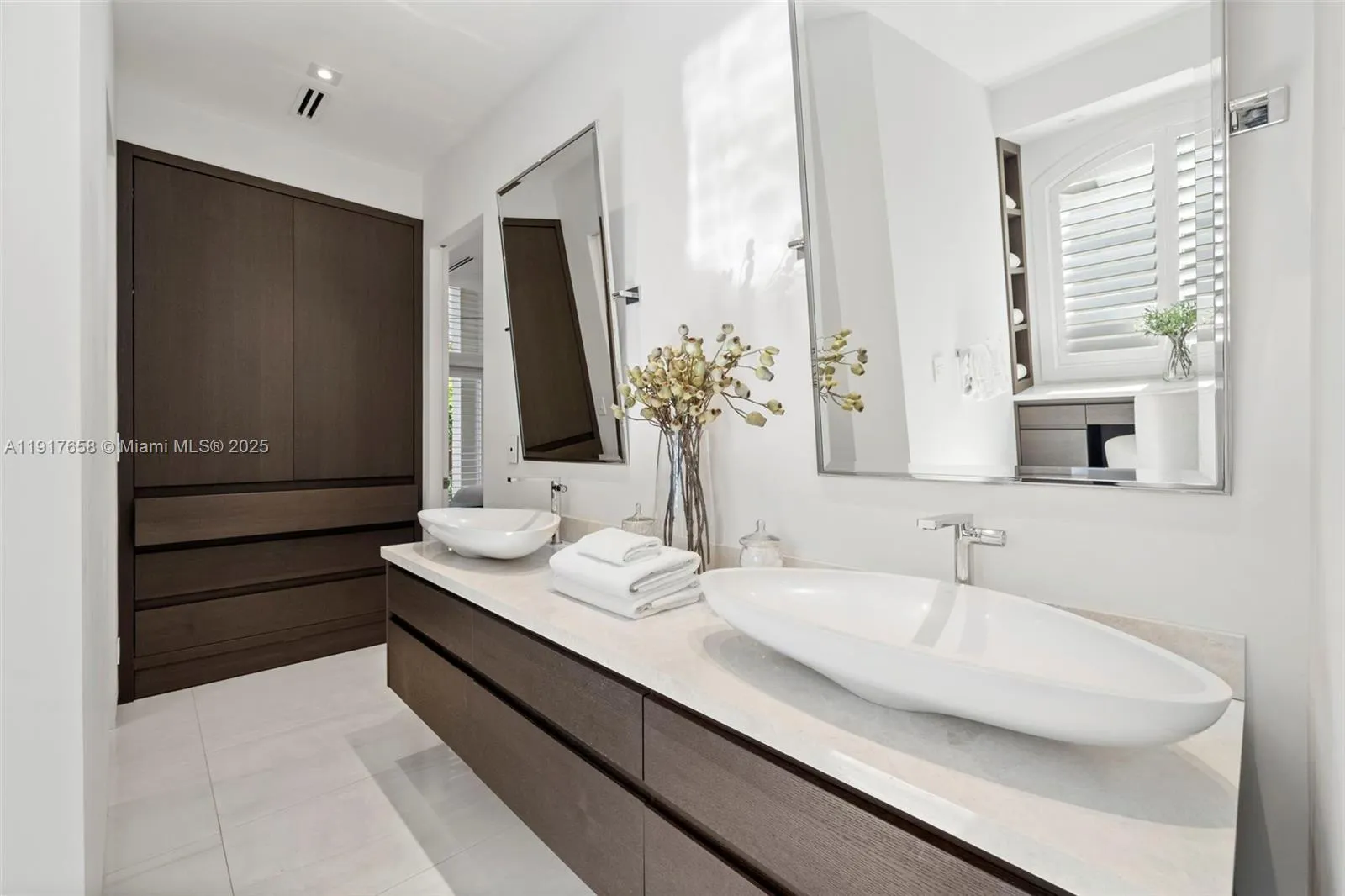 Miami, Florida 33143, United States, 3 Bedrooms Bedrooms, ,5 BathroomsBathrooms,Residential,Active,247049