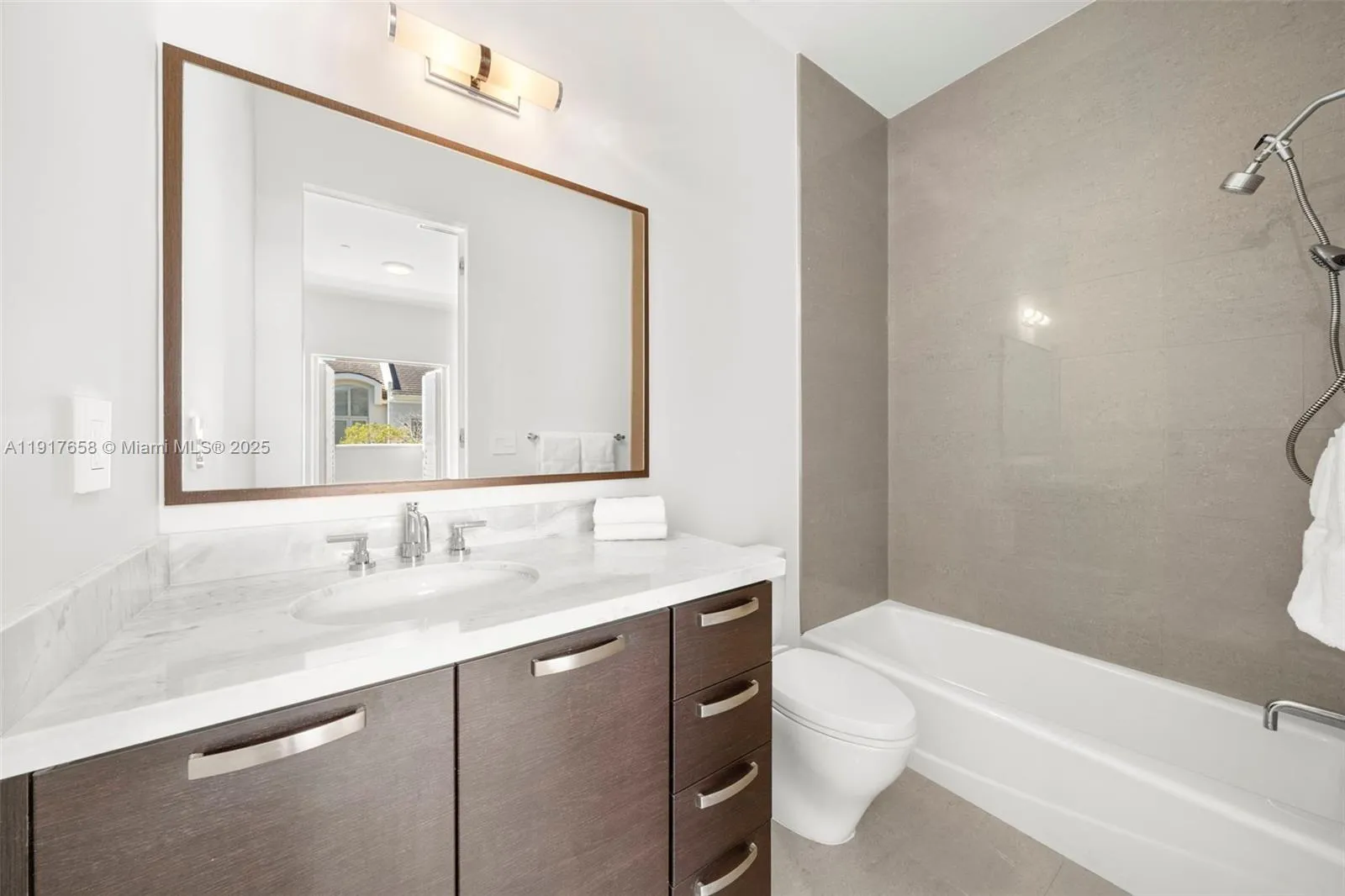 Miami, Florida 33143, United States, 3 Bedrooms Bedrooms, ,5 BathroomsBathrooms,Residential,Active,247049