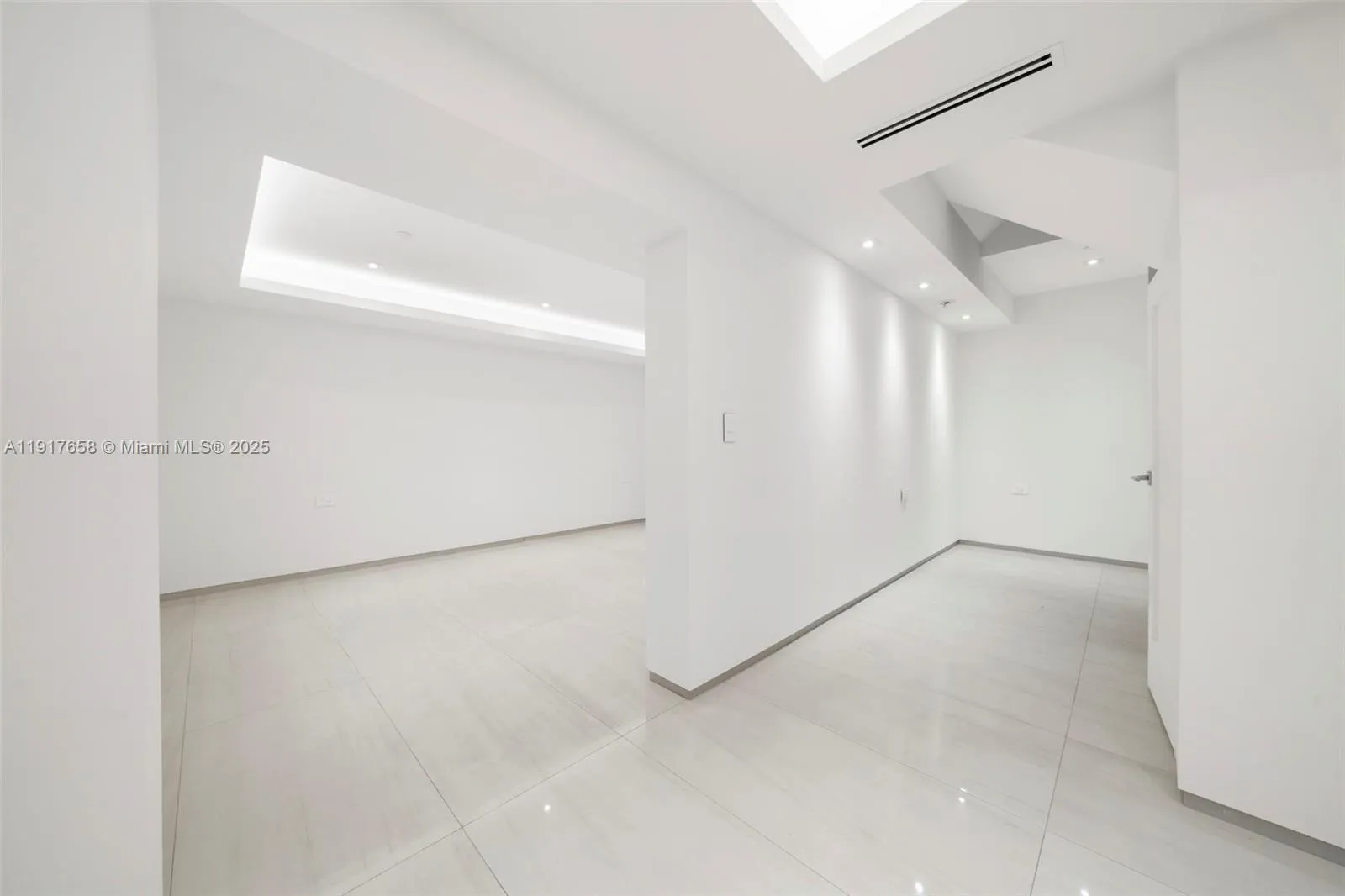 Miami, Florida 33143, United States, 3 Bedrooms Bedrooms, ,5 BathroomsBathrooms,Residential,Active,247049