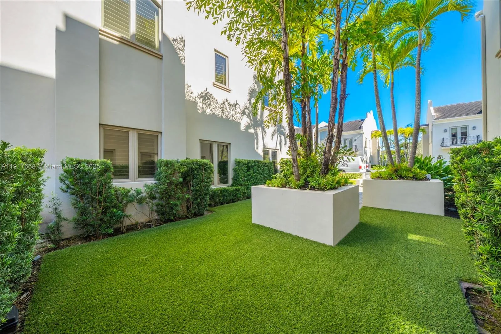 Miami, Florida 33143, United States, 3 Bedrooms Bedrooms, ,5 BathroomsBathrooms,Residential,Active,247049