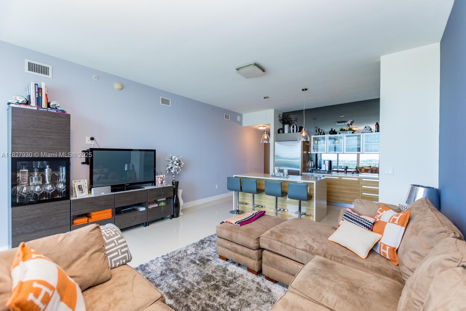 PARAMOUNT BAY - Residential