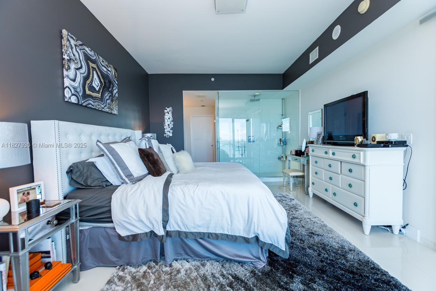 PARAMOUNT BAY - Residential