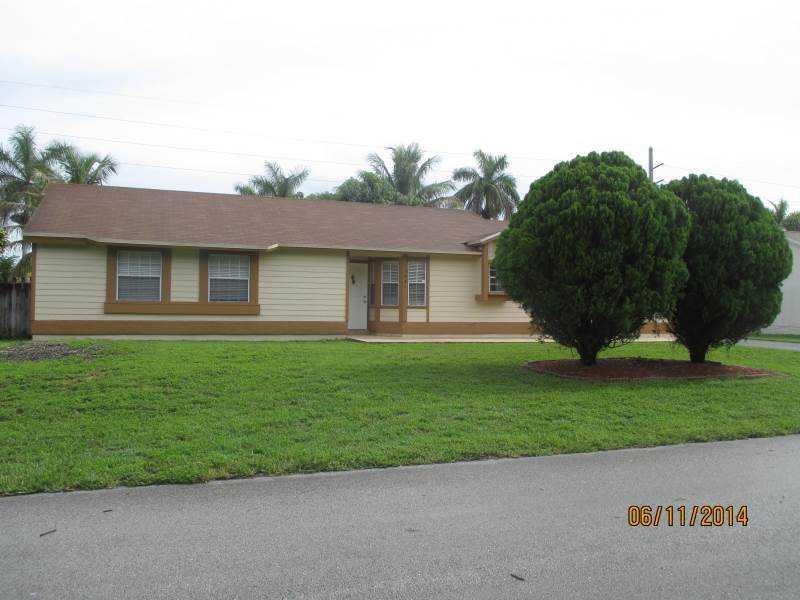 Lovely 4 bedroom house with huge, private backyard perfect for entertaining. Beautiful French doors from dining area to patio, mango trees, with large, finished garage. Tiled throughout, fresh paint and much more! Move in quickly - fast approval process !