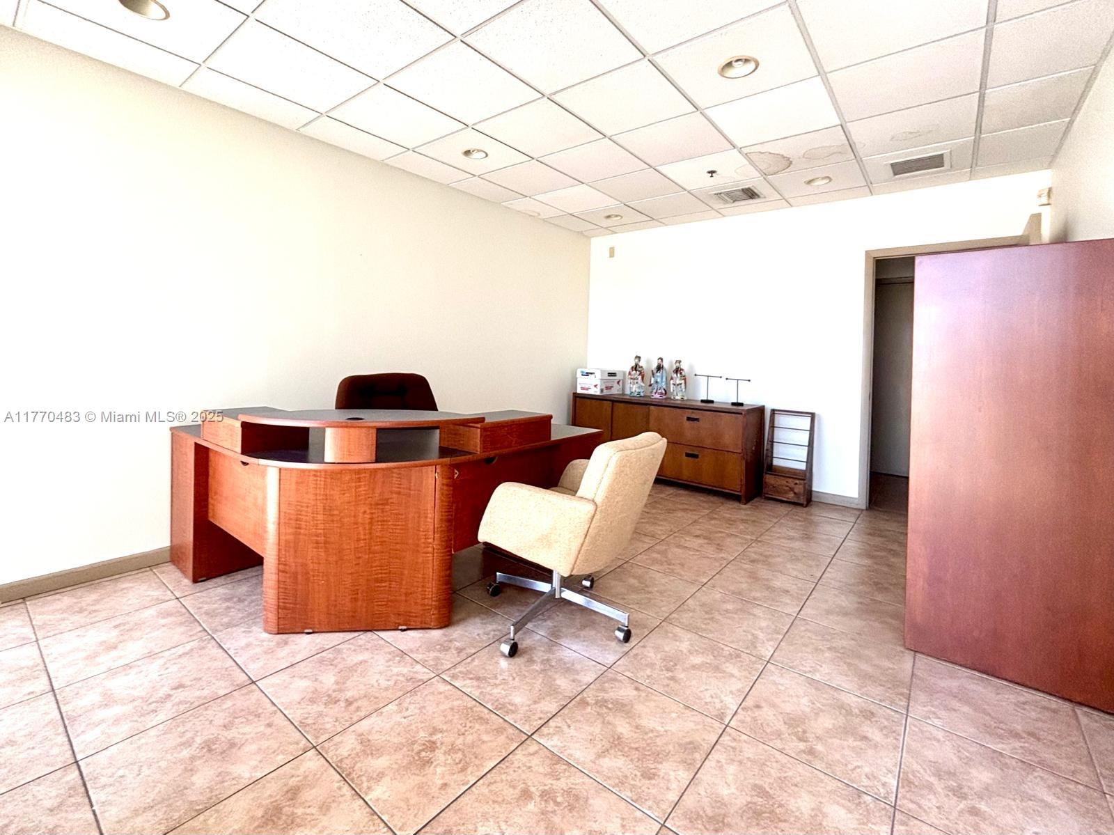 Office in Doral, excellent location, services included, with bathroom.