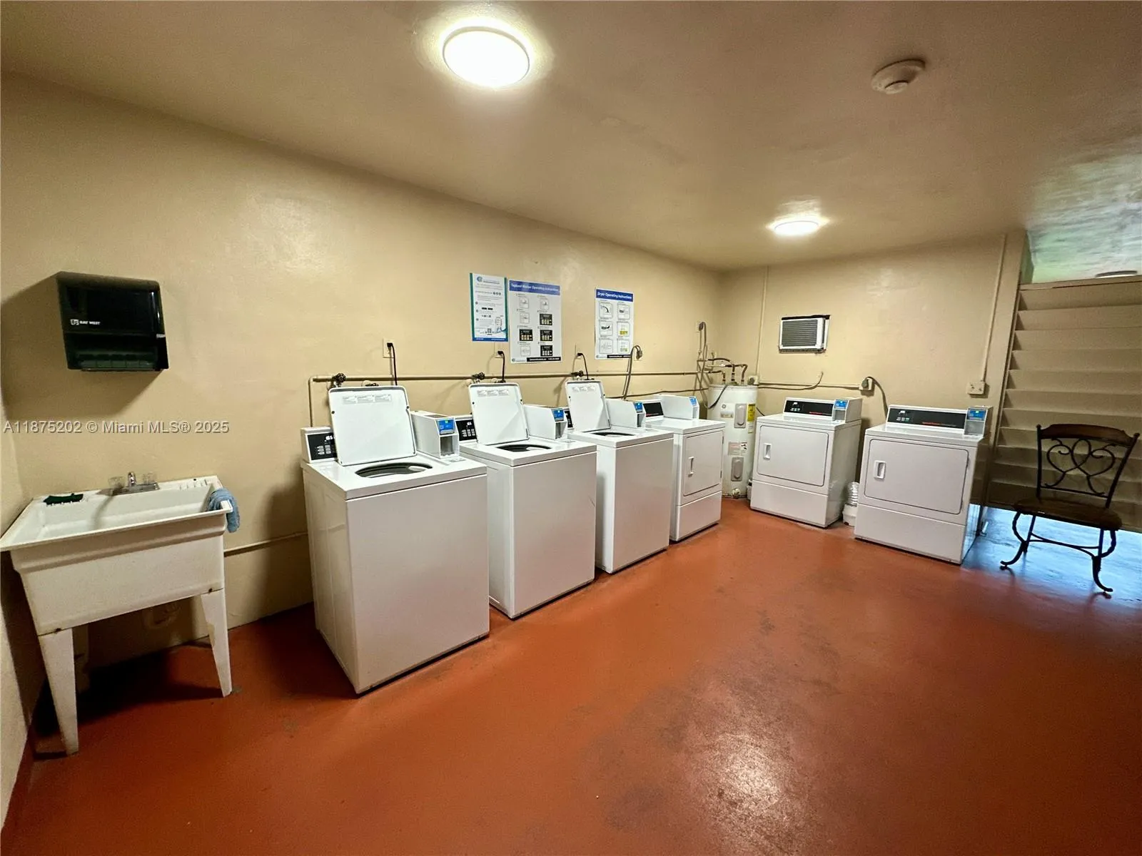 Hollywood, Florida 33021, United States, 1 Bedroom Bedrooms, ,2 BathroomsBathrooms,Residential,Active,210344