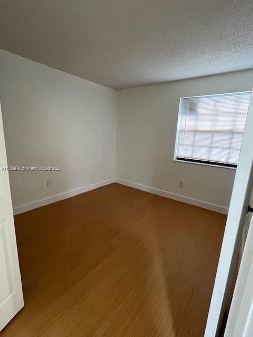 THIS IS A GREAT CONDO FIRST FIRST TIME BUYERS AND INVESTORS, LOCATED IS GATED COMMUNITY WITH PATROL GUARD , POOL, TENIS AND BASKETBALL COURTS, APT IS AMPLE IT OFFERS A KITCHEN WIT QUARTZ COUNTERTOP AND A LIVING AREA THAT OPENS TO A BALCONY WITH LAKE VIEW.
