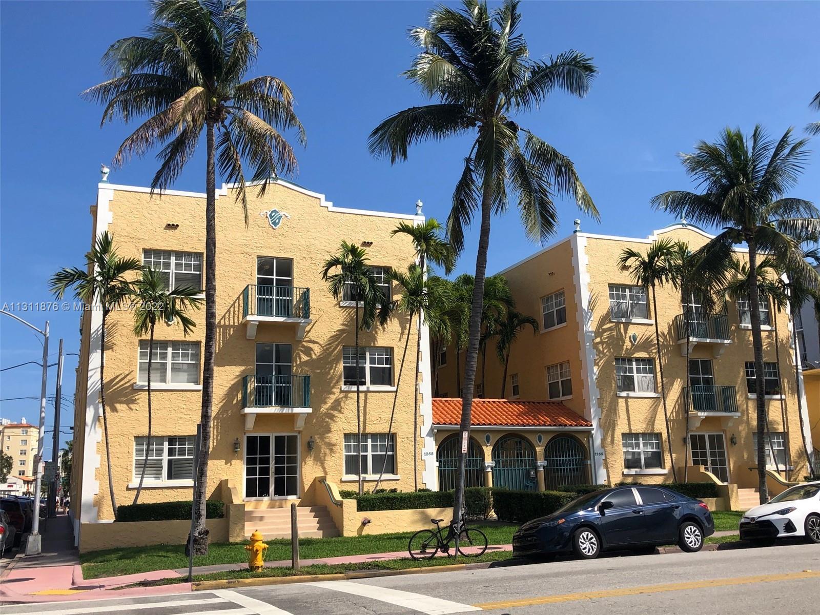 BEAUTIFUL RENOVATED UNIT IN THE HEART OF SOUTH BEACH, GATED BUILDING WITH CENTRAL AC AND W/D IN THE UNIT.
