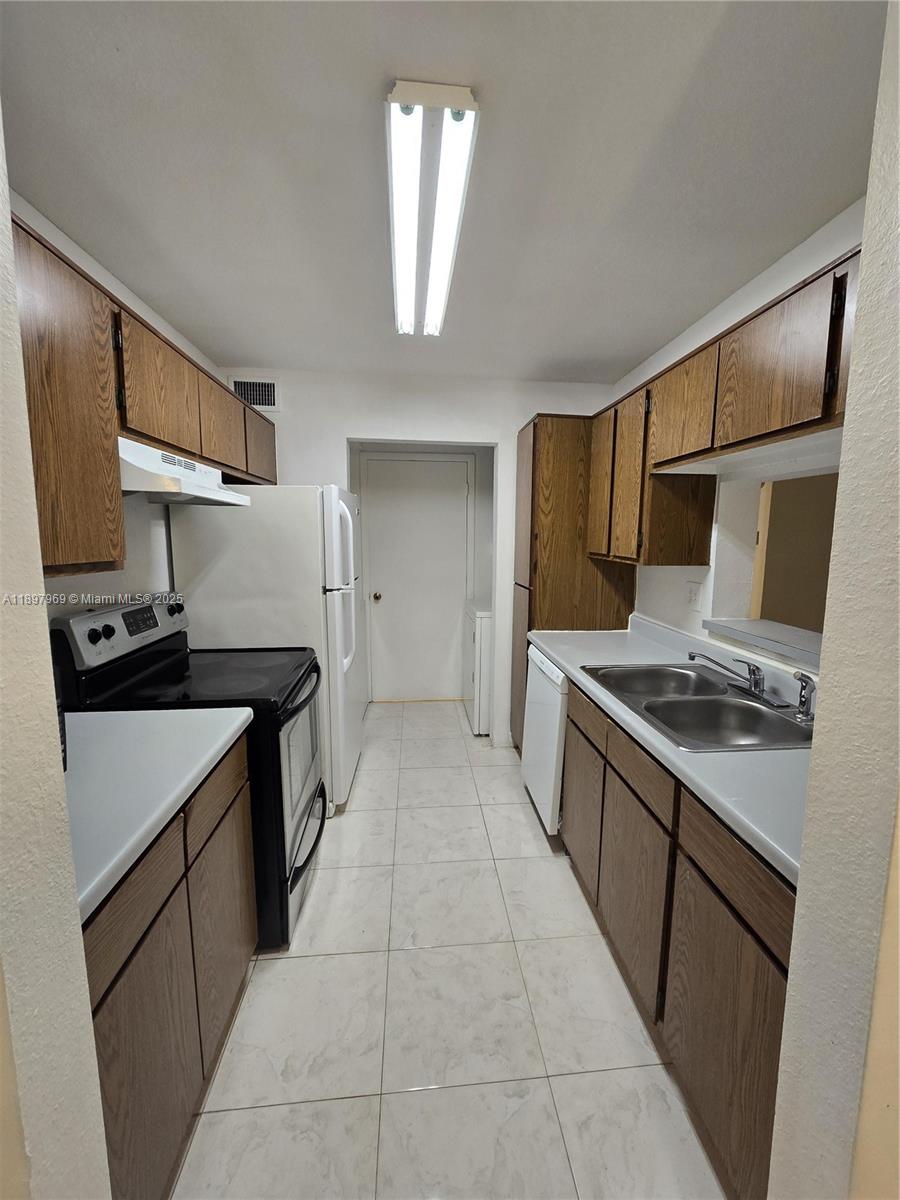 PRESERVE AT AVERY LAKES - Residential Lease