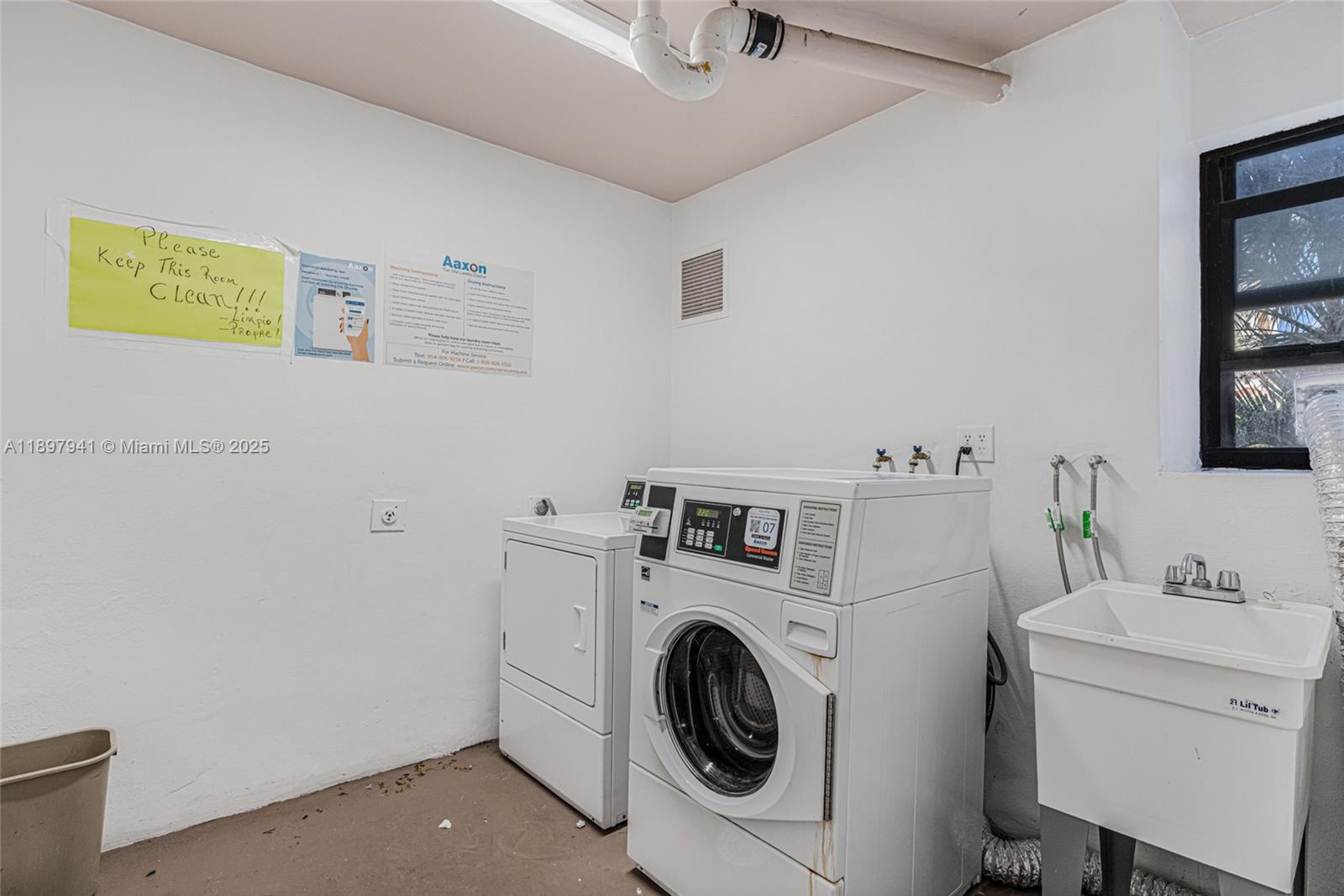 YACHT CLUB CONDO - Residential Lease
