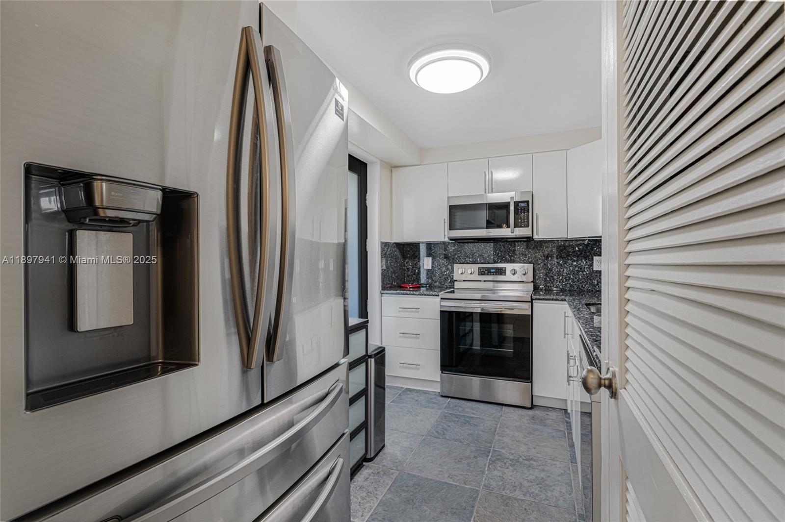 YACHT CLUB CONDO - Residential Lease