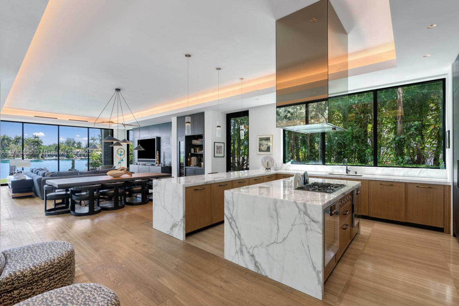 609 E Dilido Dr