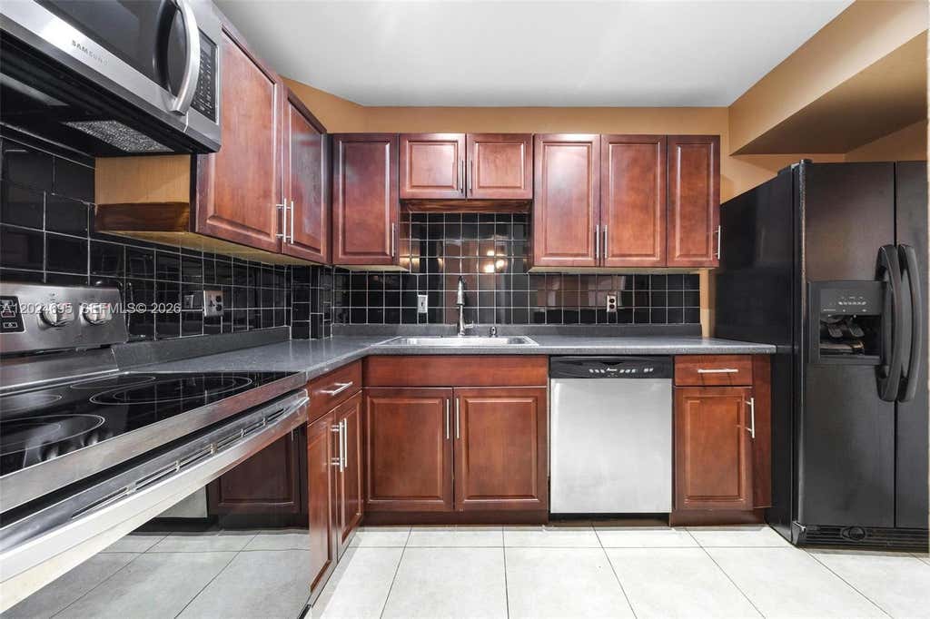 Photo of 4350 Hillcrest Dr #1016, Hollywood, FL 33021 (MLS # A12024695)