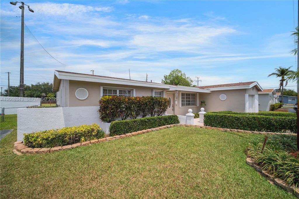 Photo of 810 NW 78th Ave, Pembroke Pines, FL 33024 (MLS # A12018343)