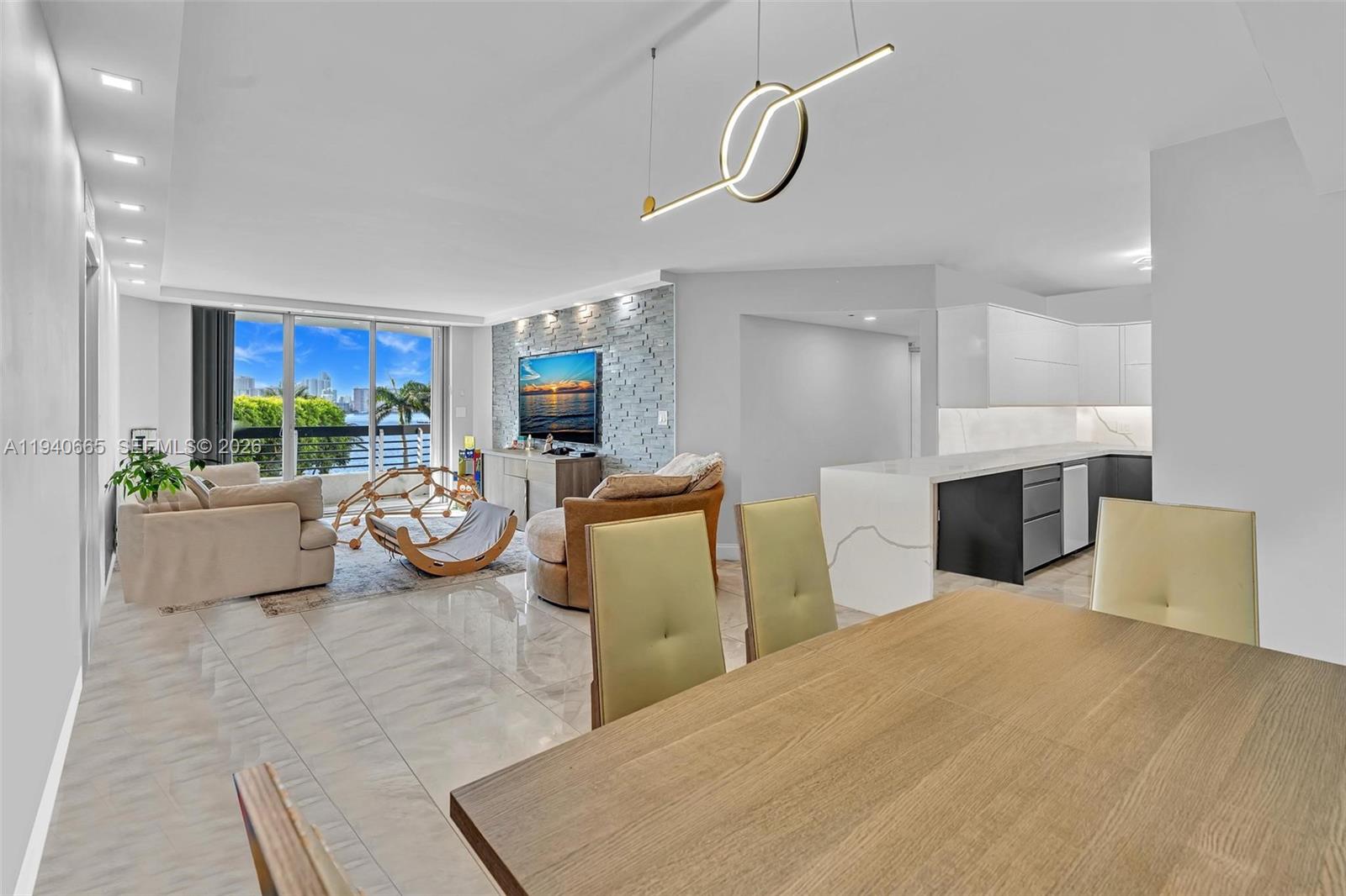 MYSTIC POINTE TOWER 500 C - Residential