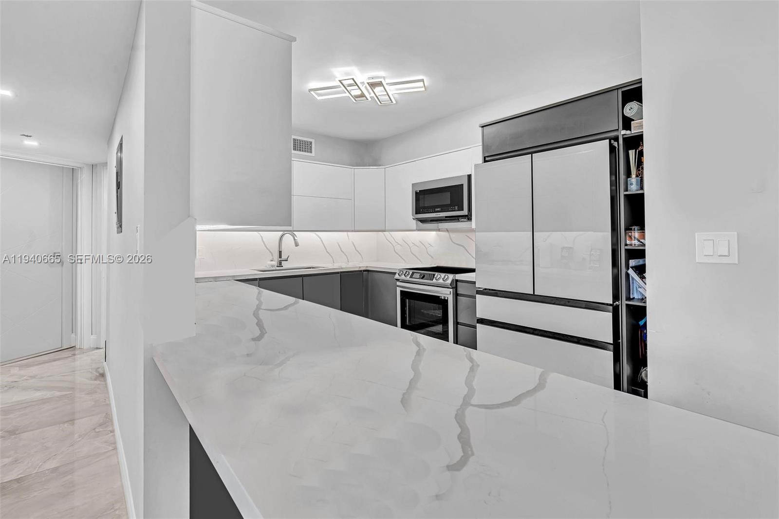 MYSTIC POINTE TOWER 500 C - Residential