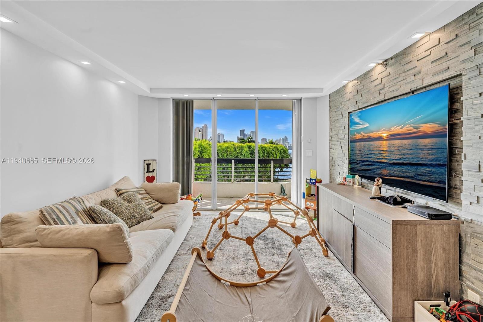 MYSTIC POINTE TOWER 500 C - Residential