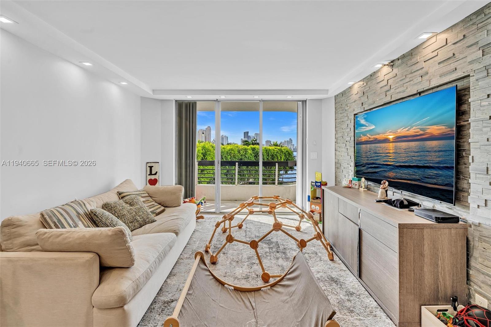 MYSTIC POINTE TOWER 500 C - Residential