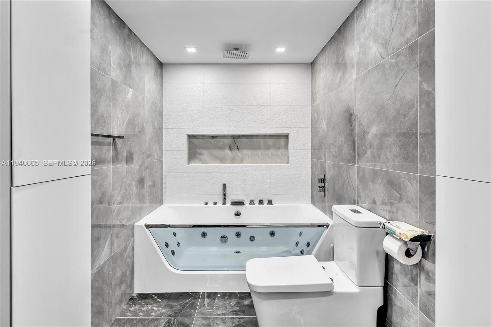 MYSTIC POINTE TOWER 500 C - Residential