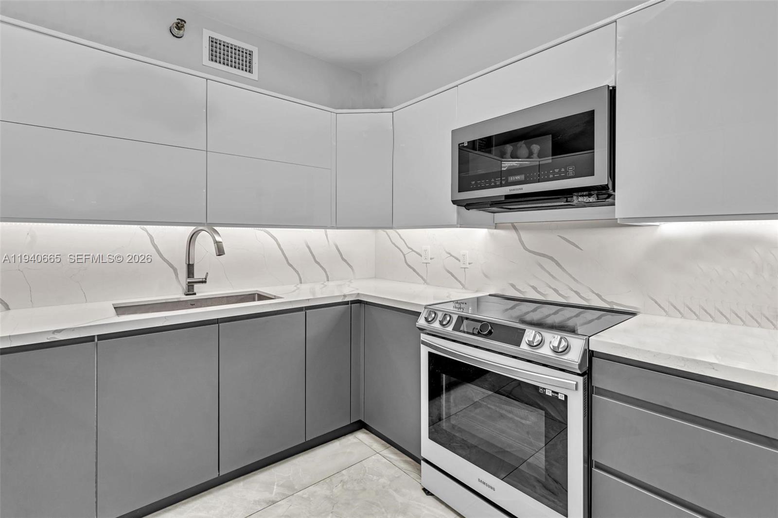 MYSTIC POINTE TOWER 500 C - Residential