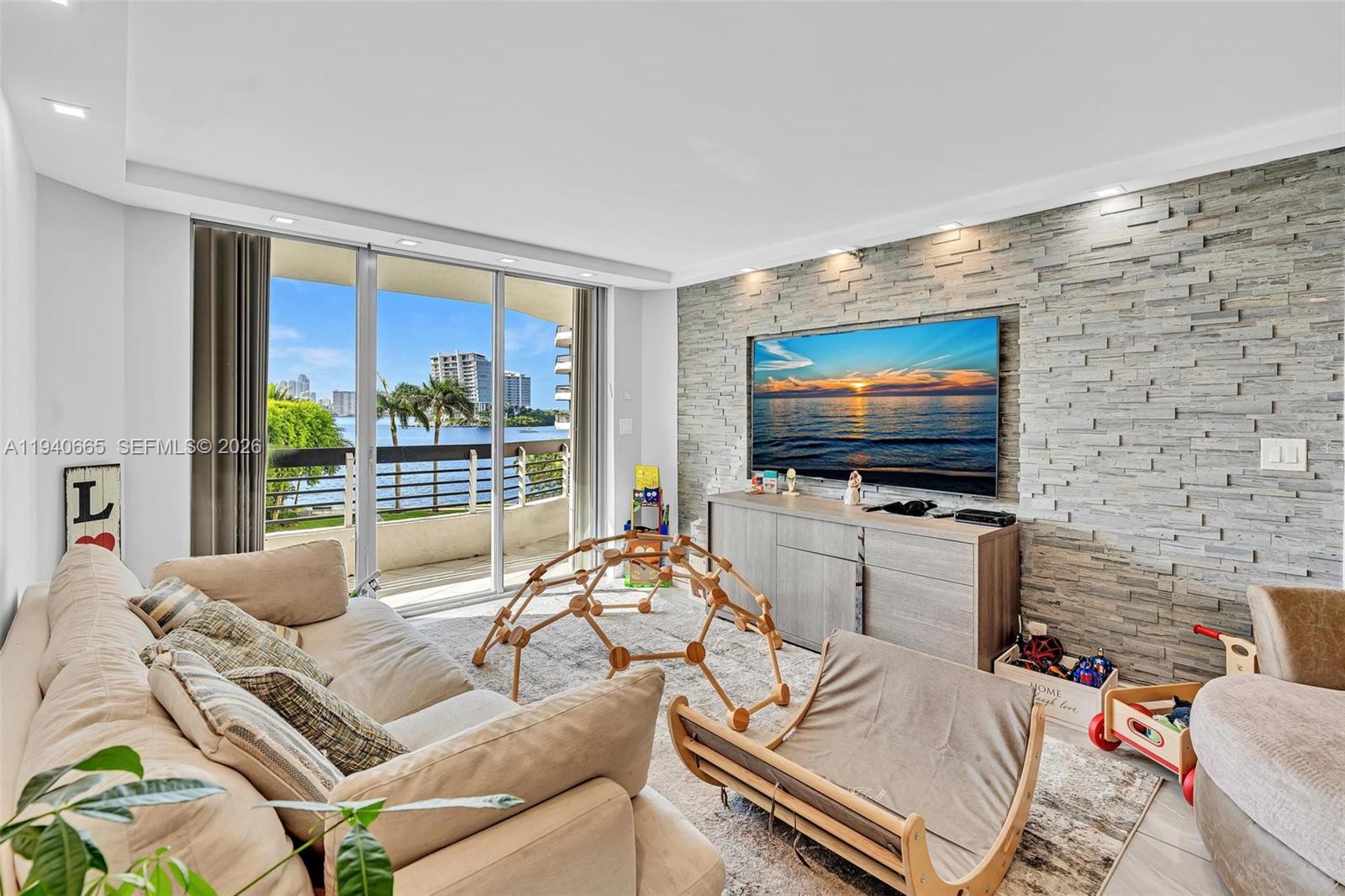 MYSTIC POINTE TOWER 500 C - Residential