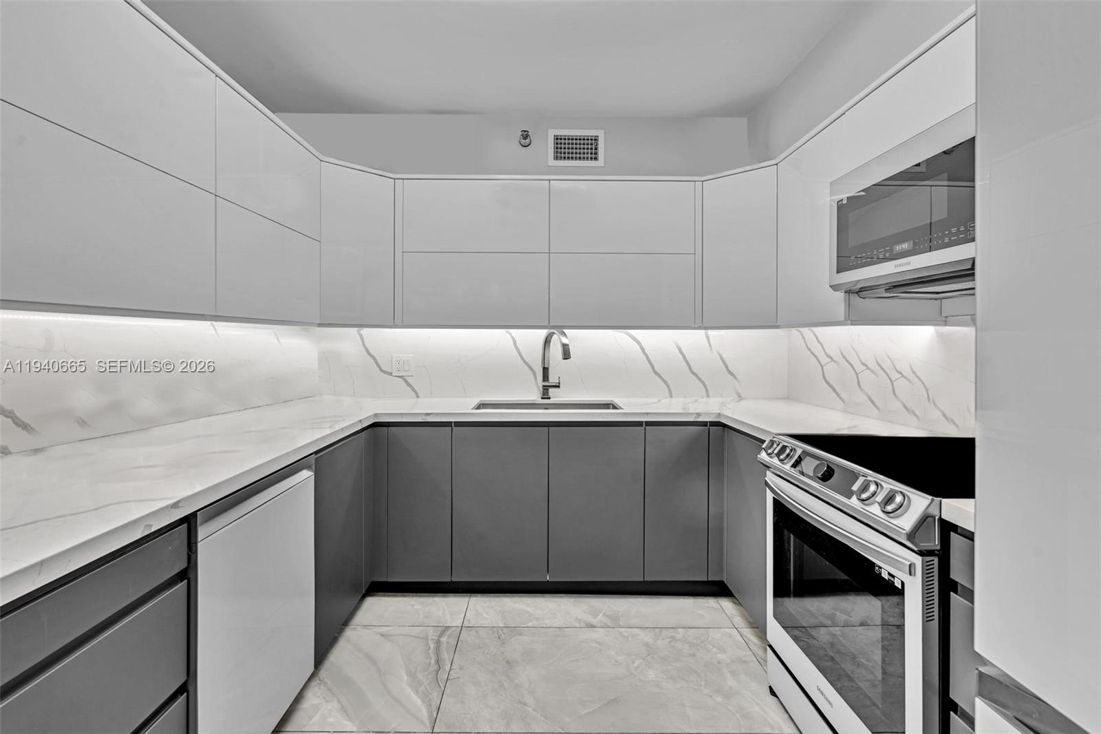 MYSTIC POINTE TOWER 500 C - Residential