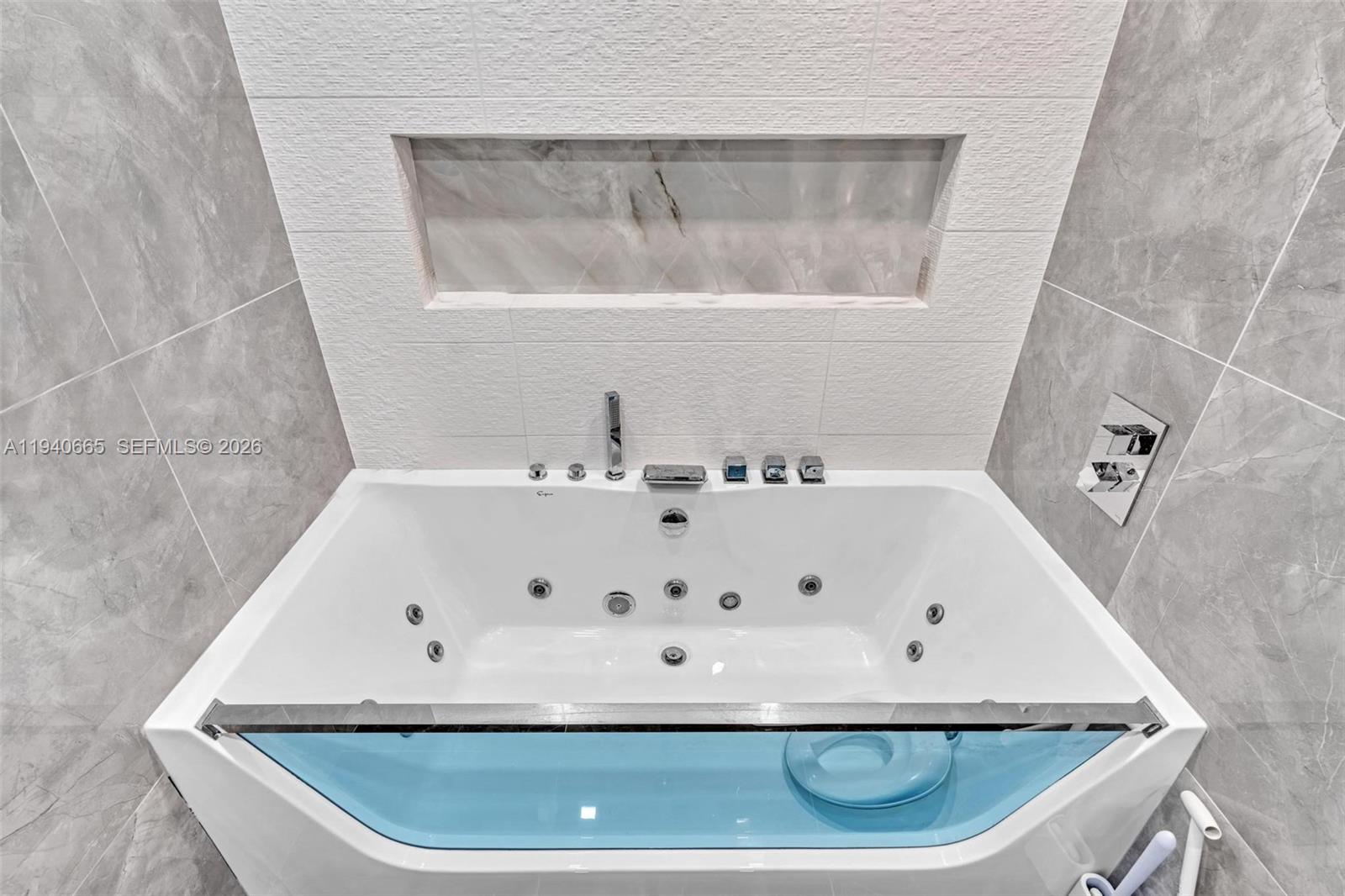 MYSTIC POINTE TOWER 500 C - Residential