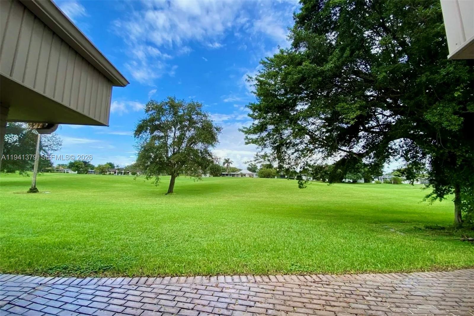 6105 Royal Poinciana Ln